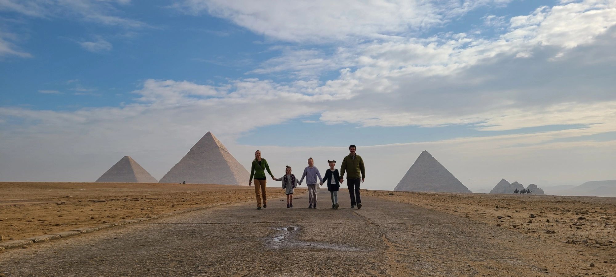 familia en las piramides de Egipto en privado