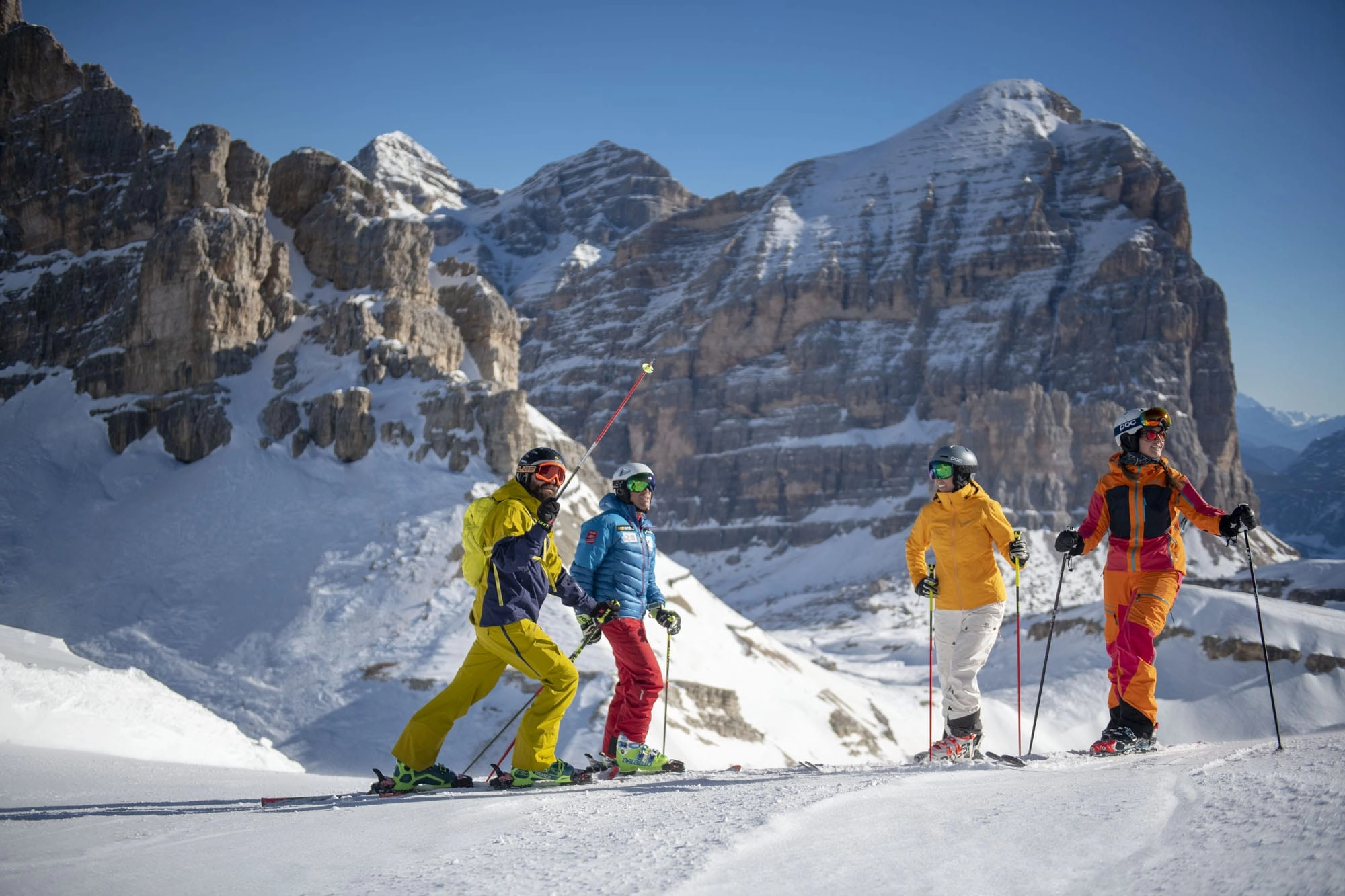 instructor esqui alpes italianos grupo de amigos