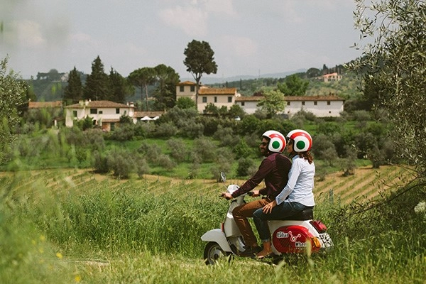 pareja en vespa por la toscana de italia