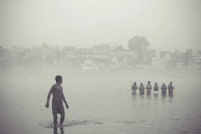 ablución en el rio Kumbh mela