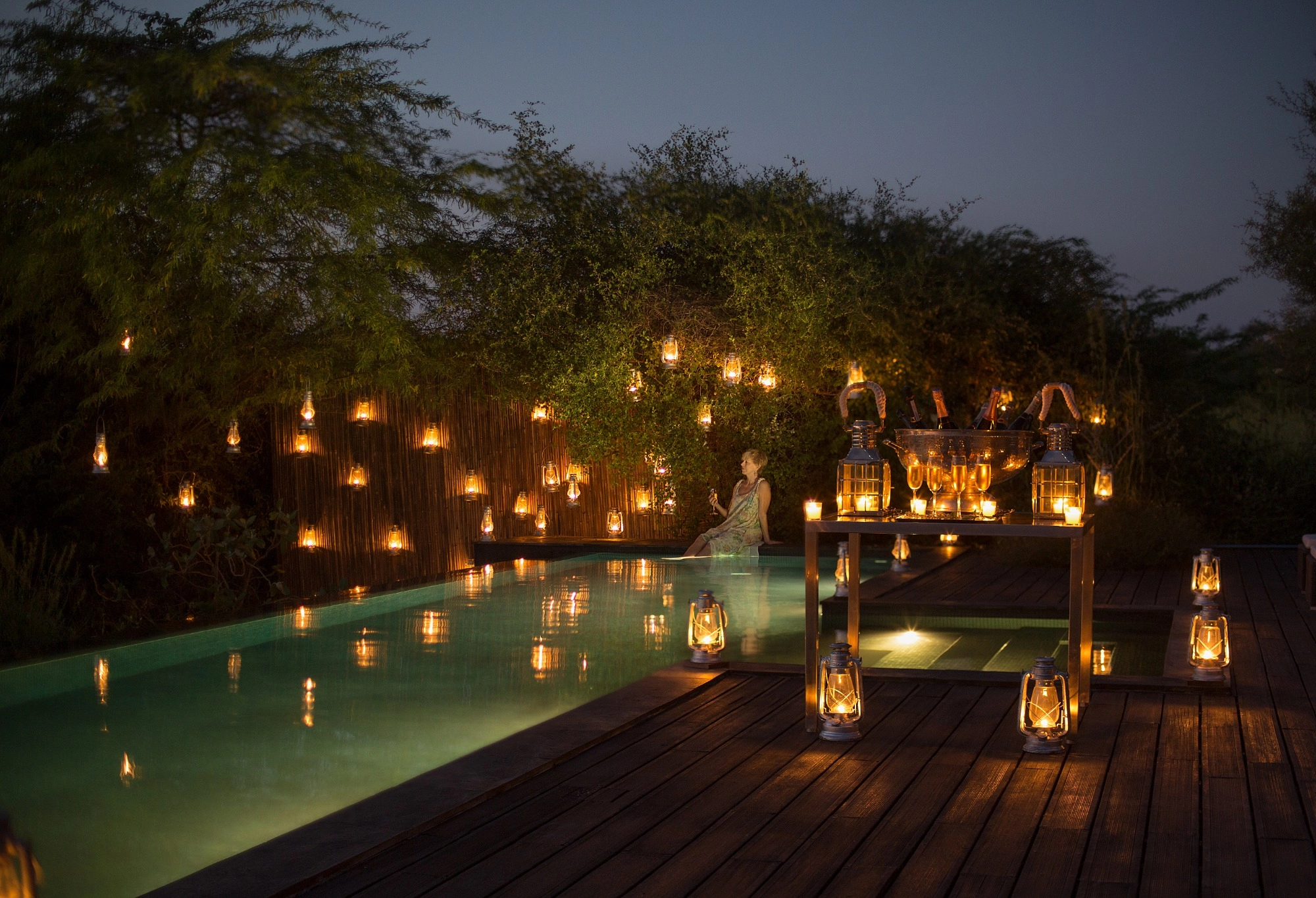 piscina y coctel en sujan jawai