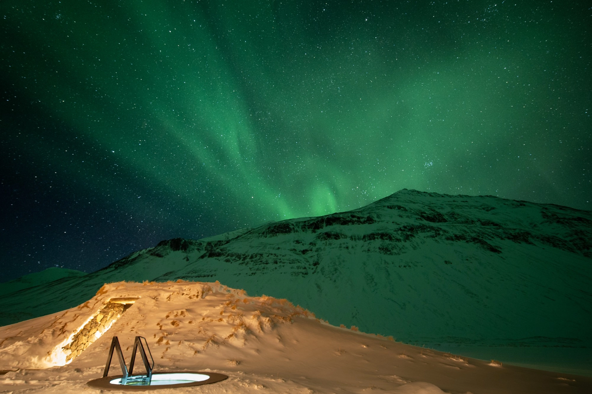baño en un jacuzzi entre montañas en islandia