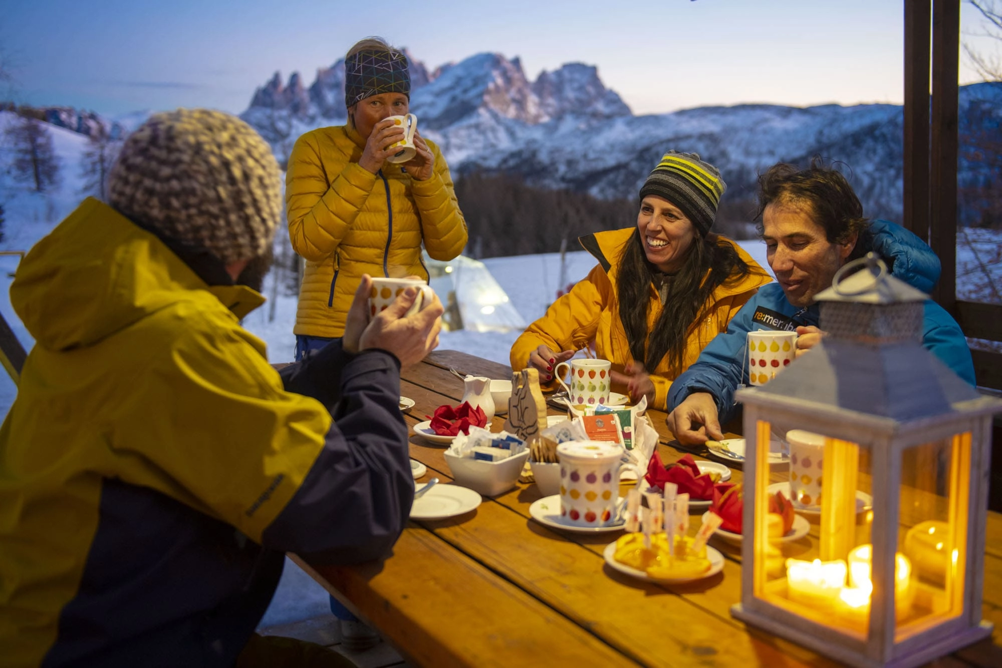 grupo de amigos esquiando alpes italianos