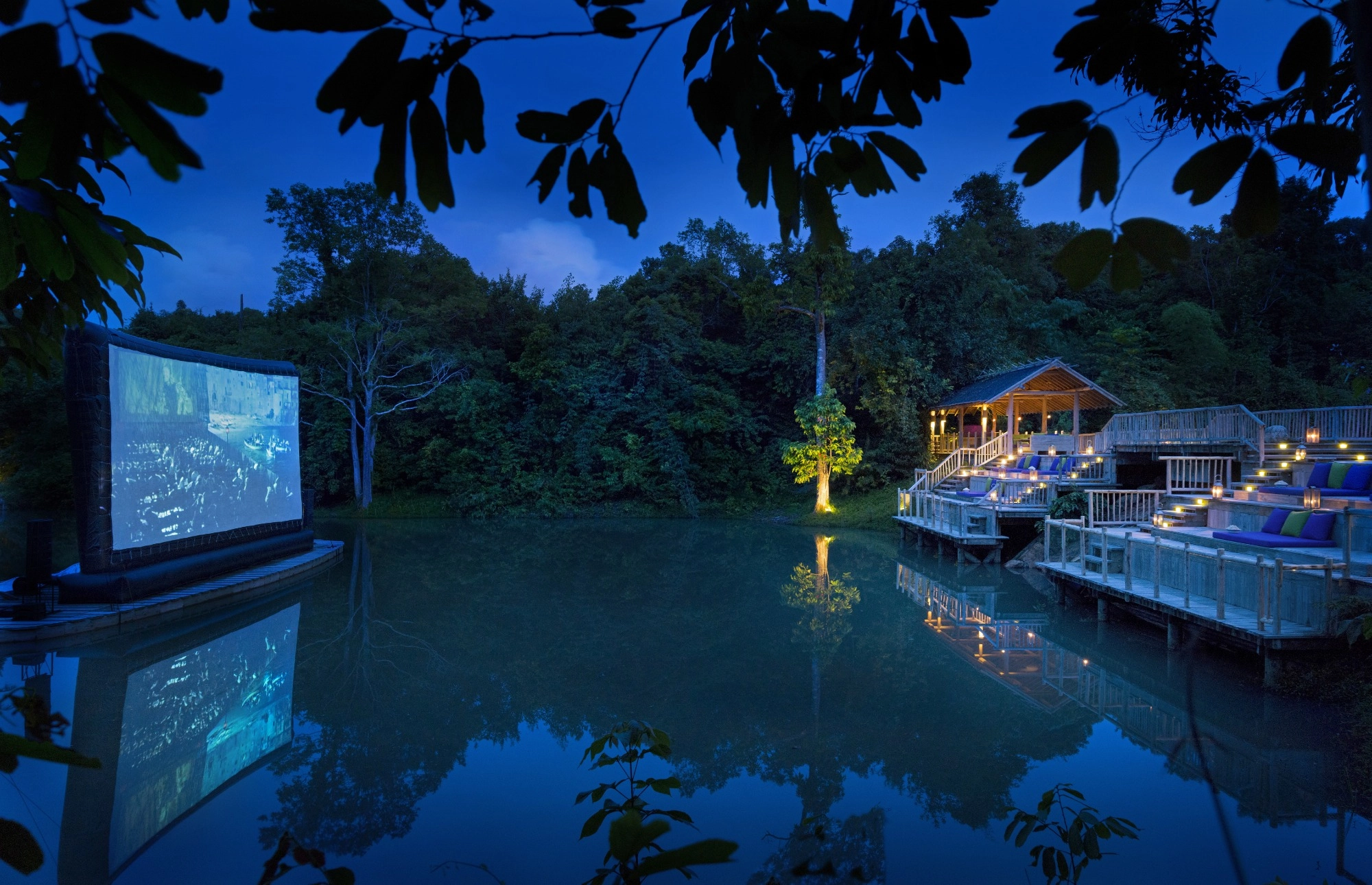 cine en la selva en soneva kiri tailandia