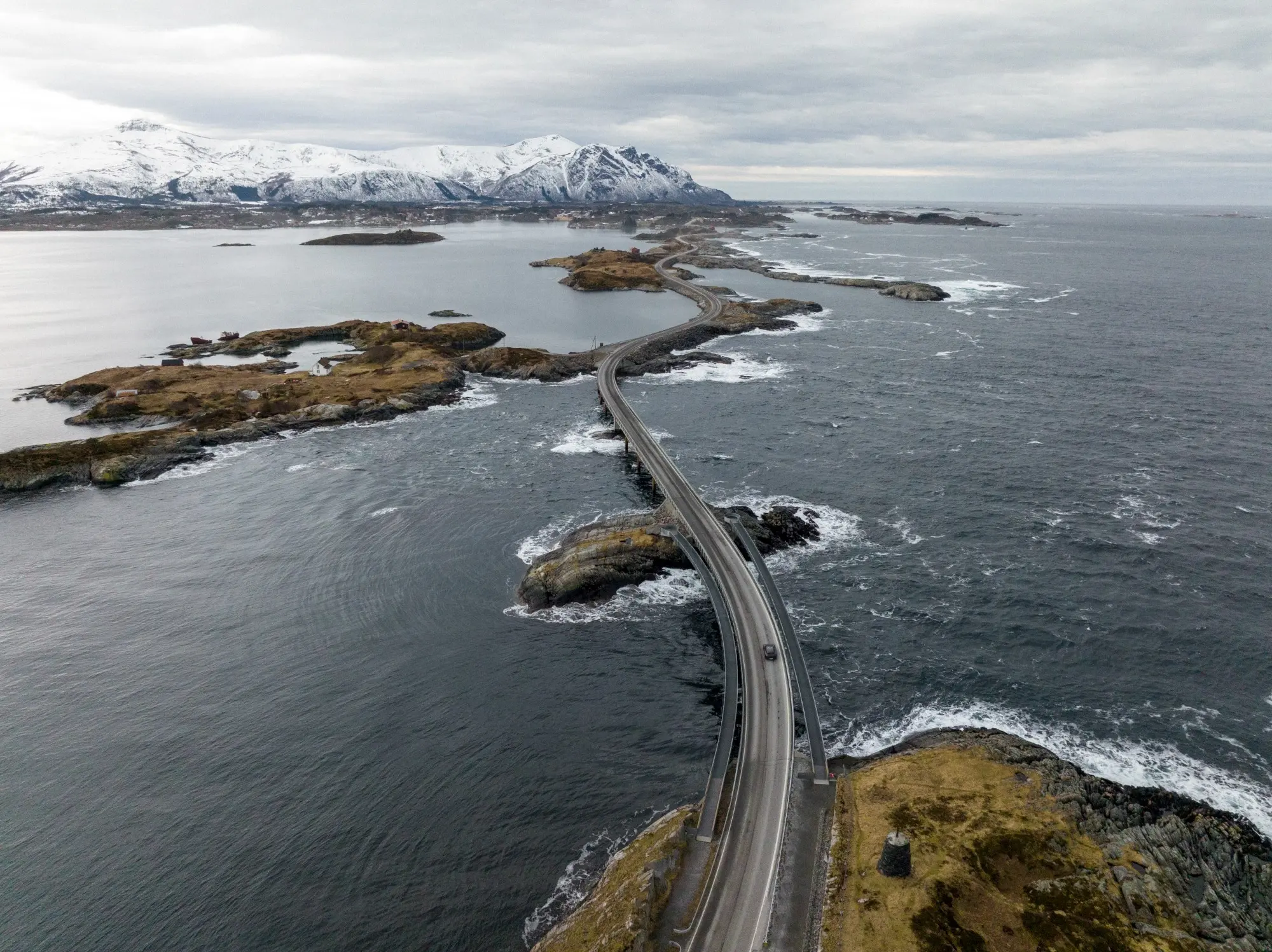 carretera en noruega para conducir un porsche electrico