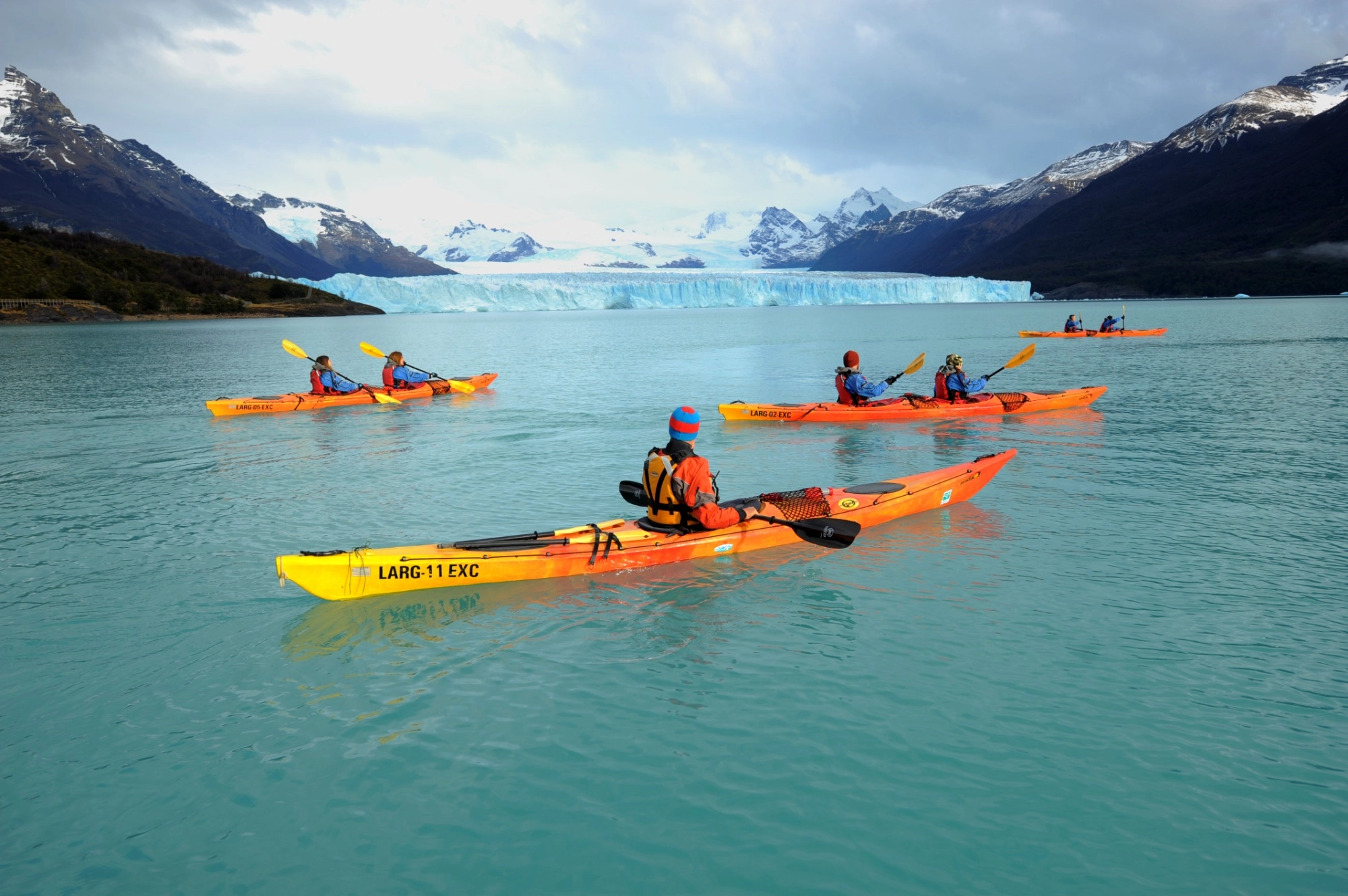 kayak entre glaciares en la patagonia argentina