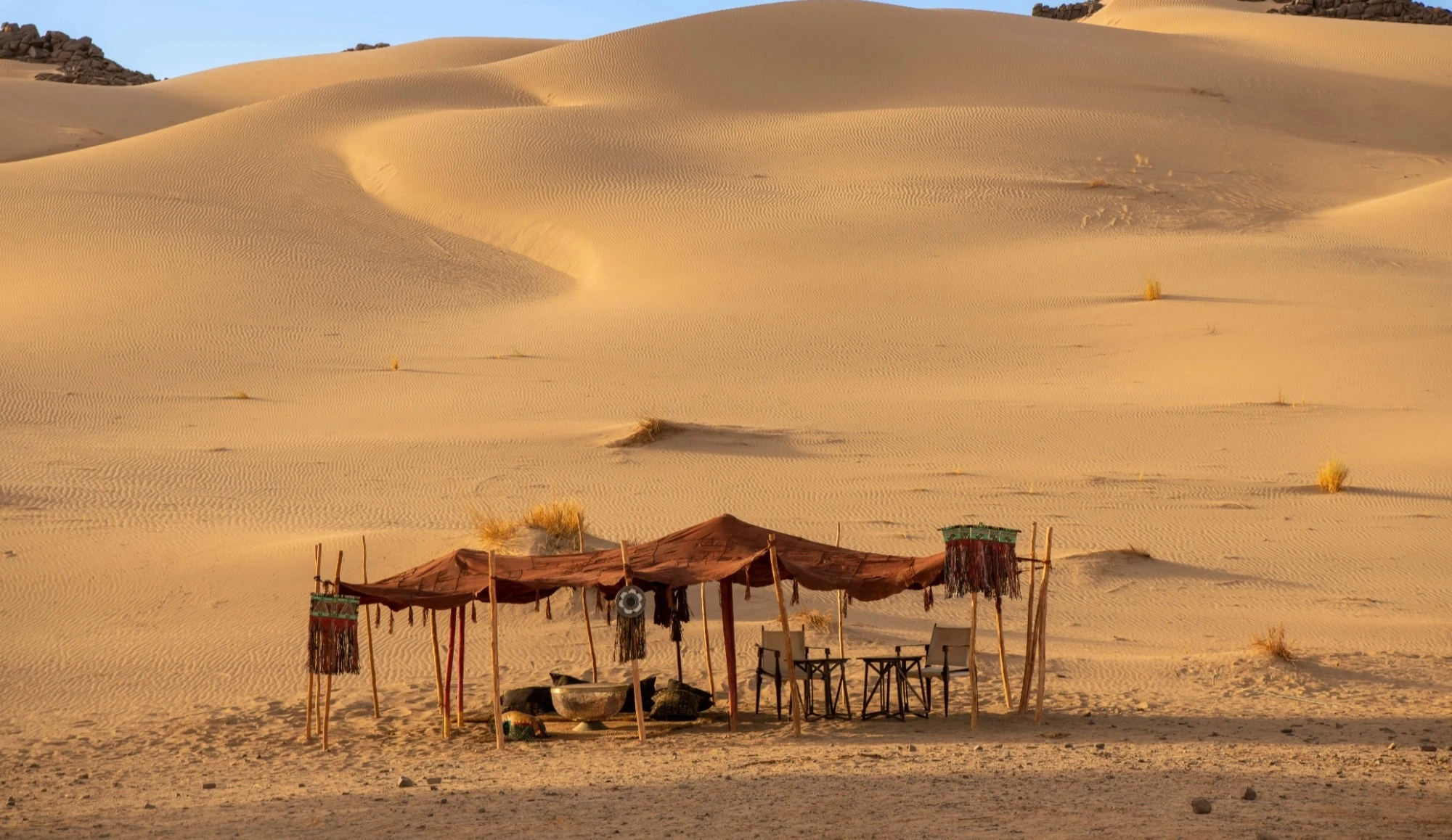 Improvisado comedor en el desierto