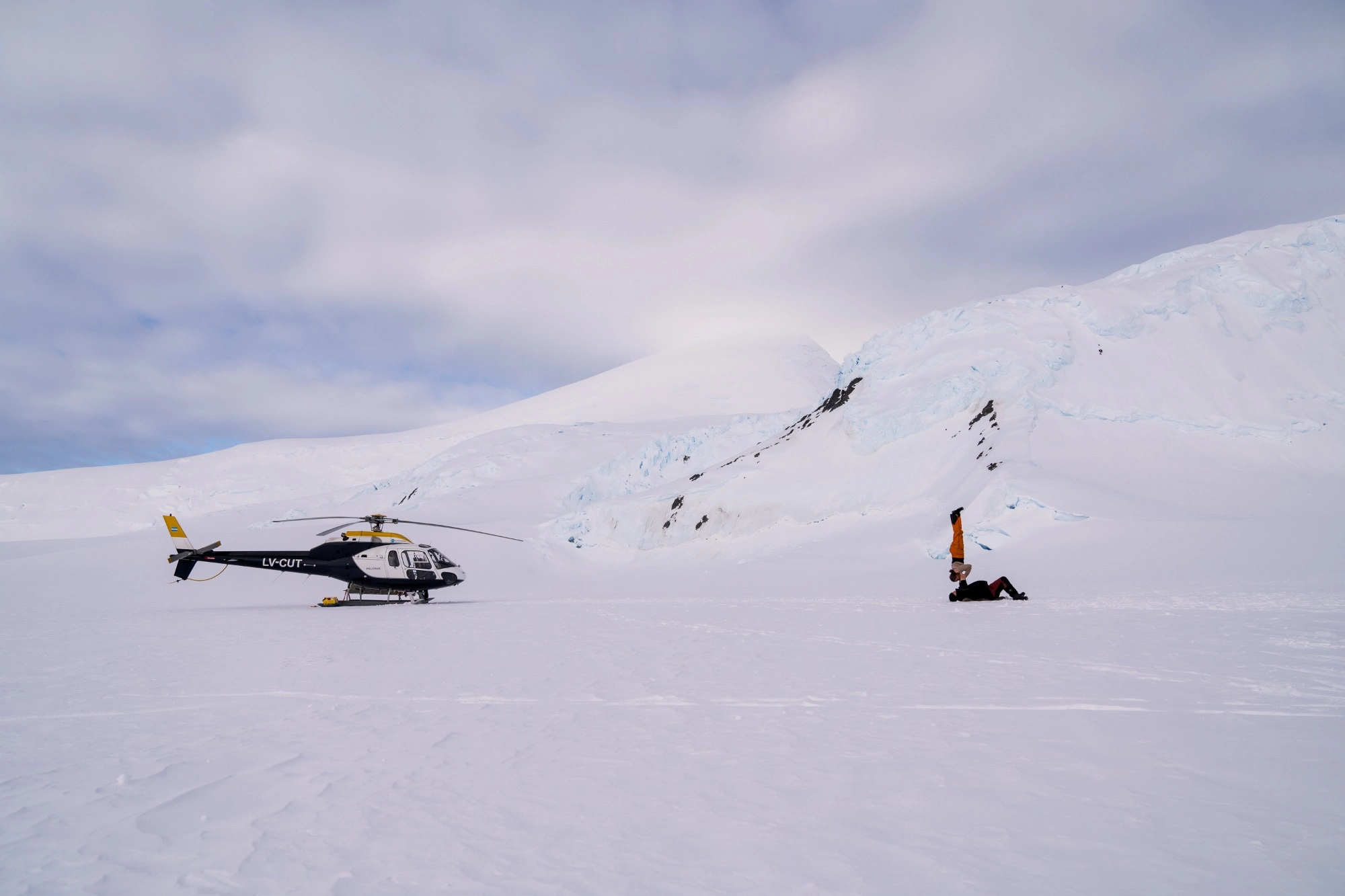 helicoptero en glaciares remotos