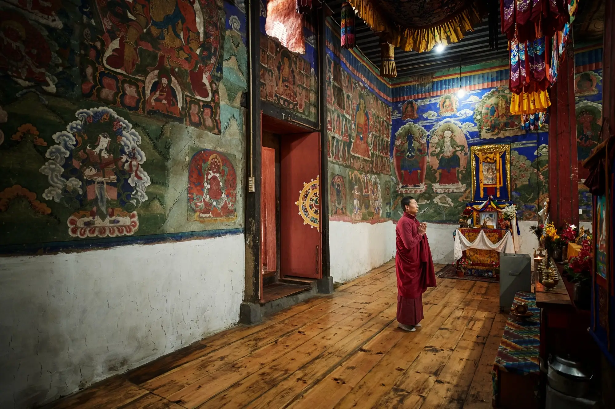 monje budista en un templo en butan