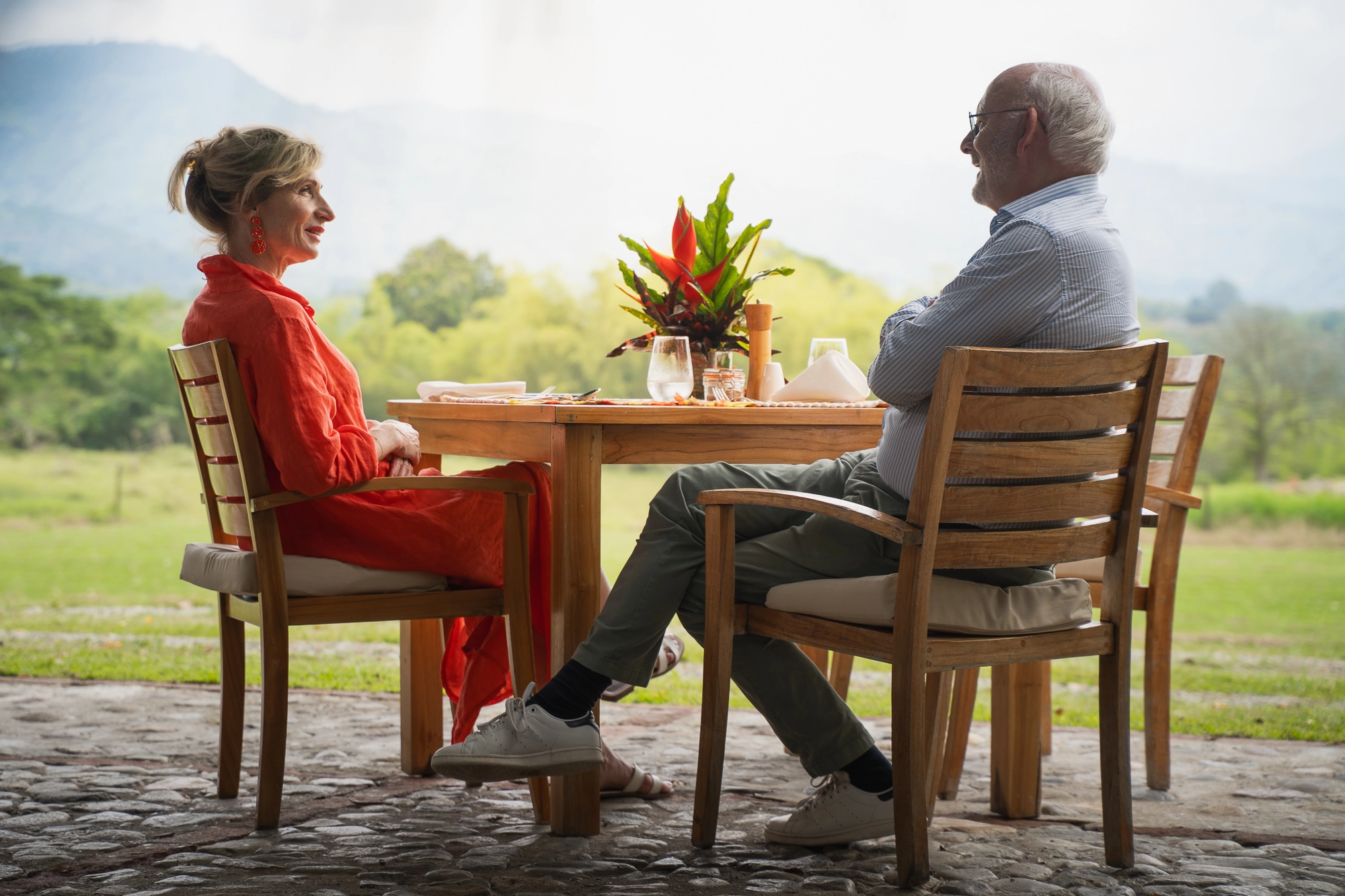 pareja desayunando en hacienda bambusa colombia