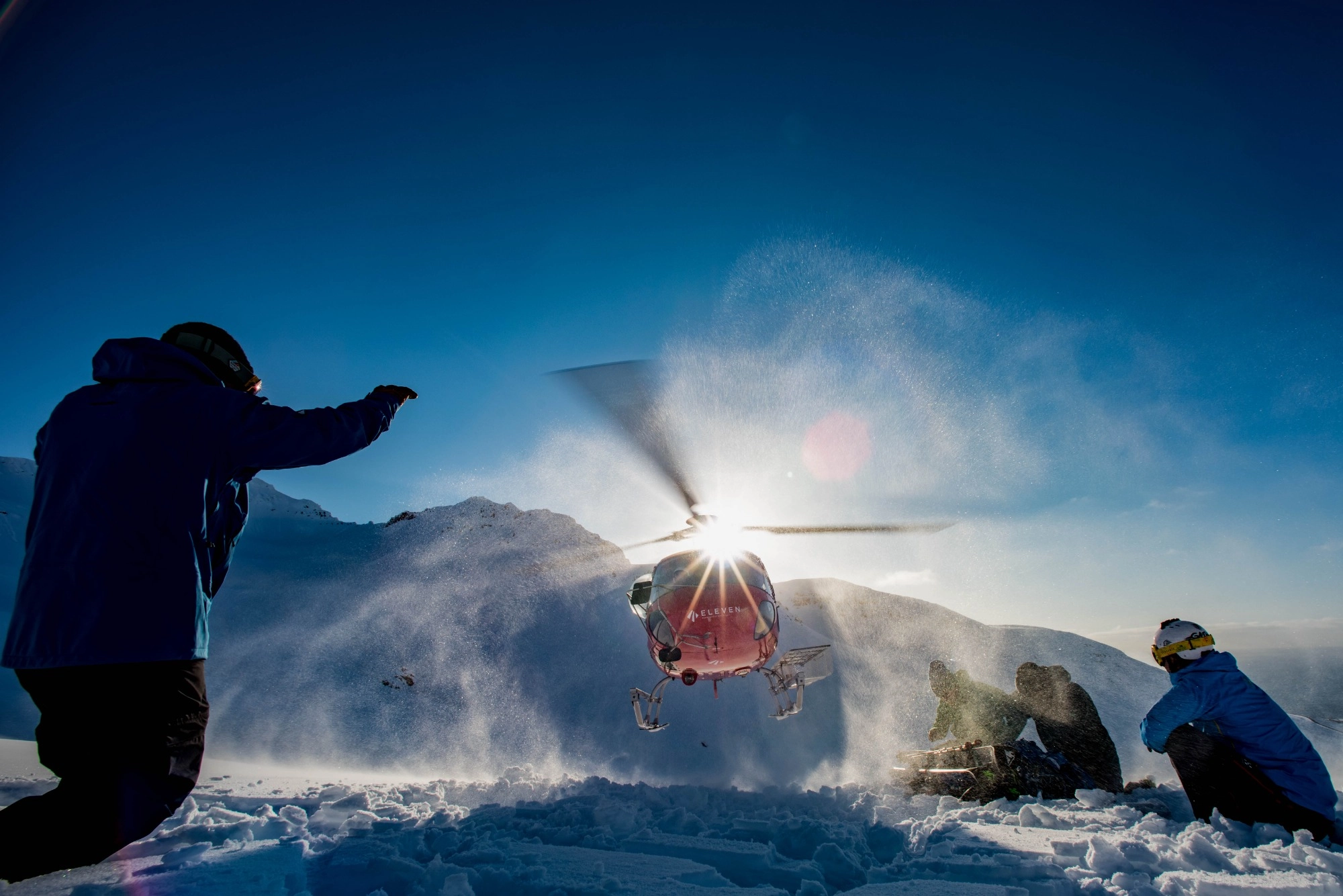 helicoptero que te permite esquiar en montañas solo islandia