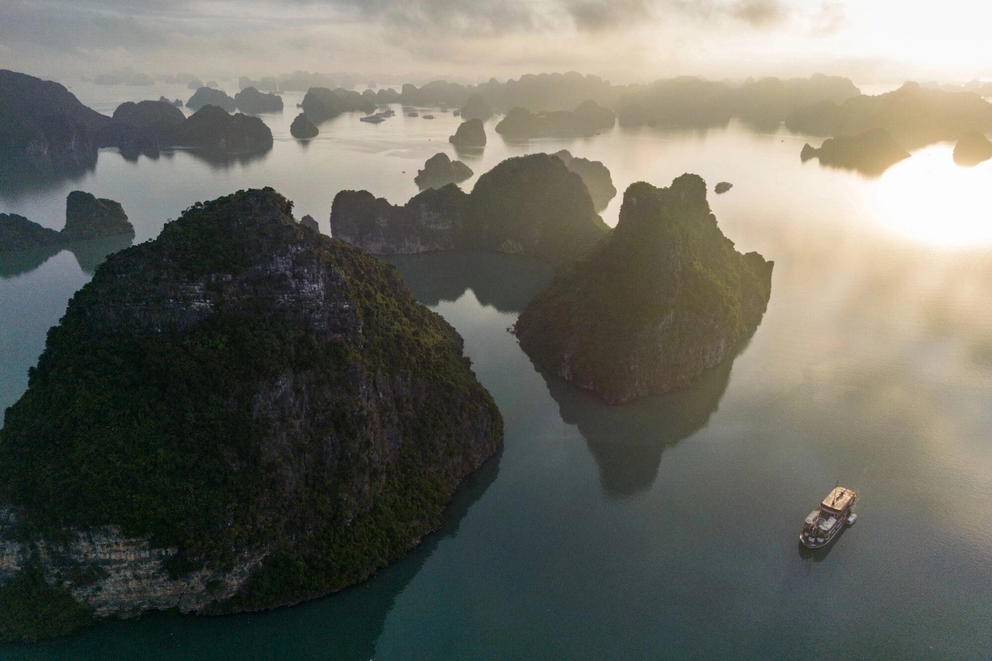 barco por lan ha bay vietnam
