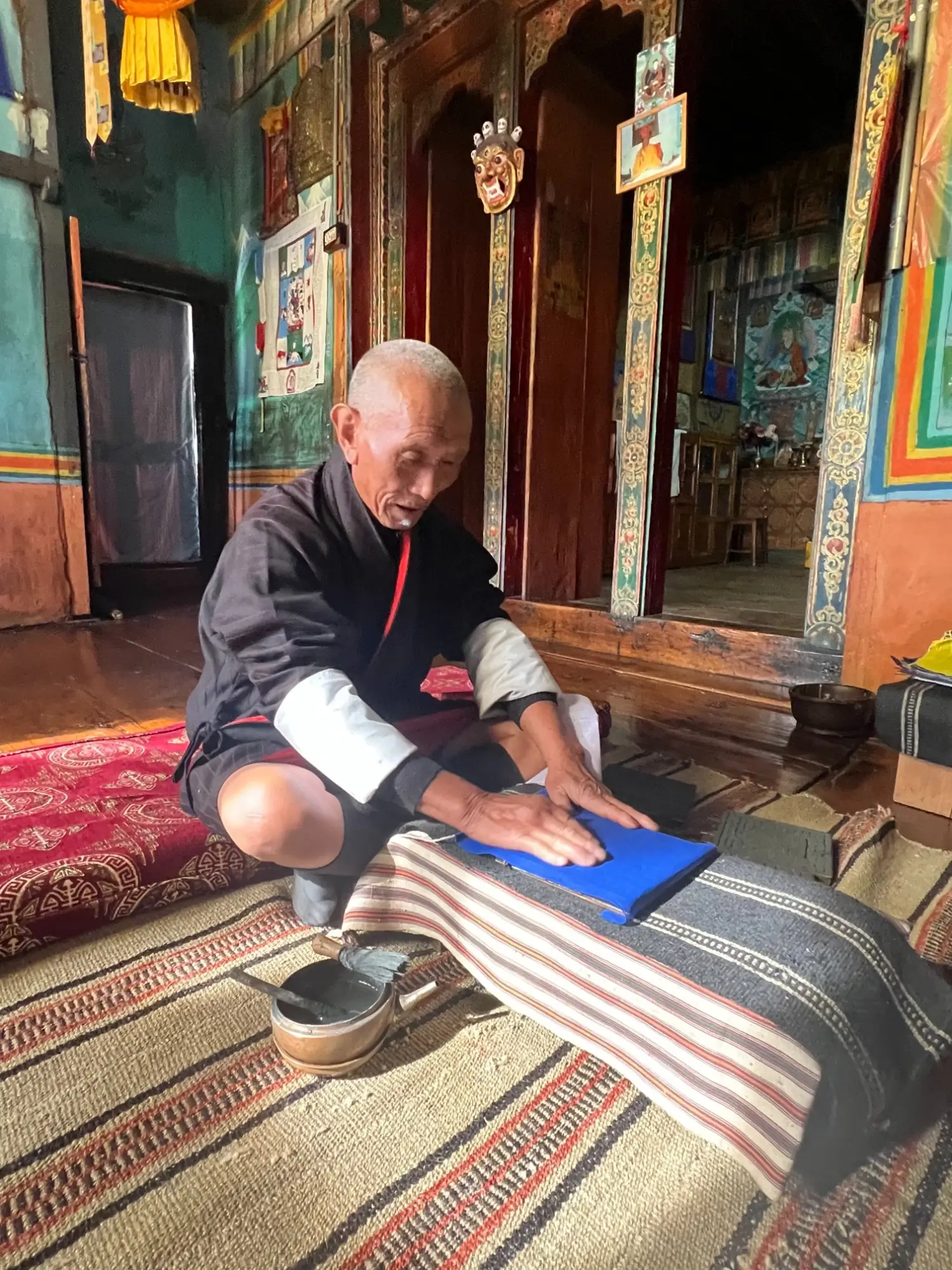 monje creando banderas de oracion en un hotel en privado