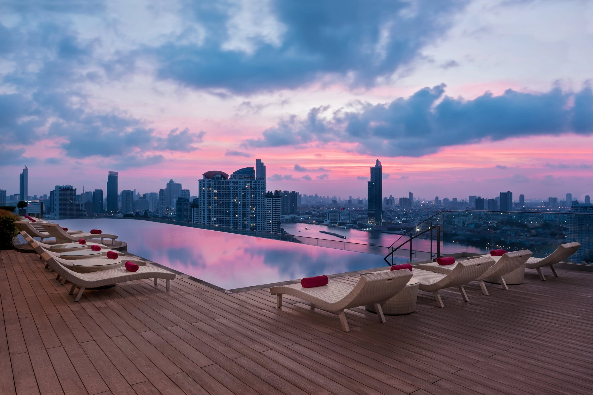 inflinitypool en un rooftop en bangkok