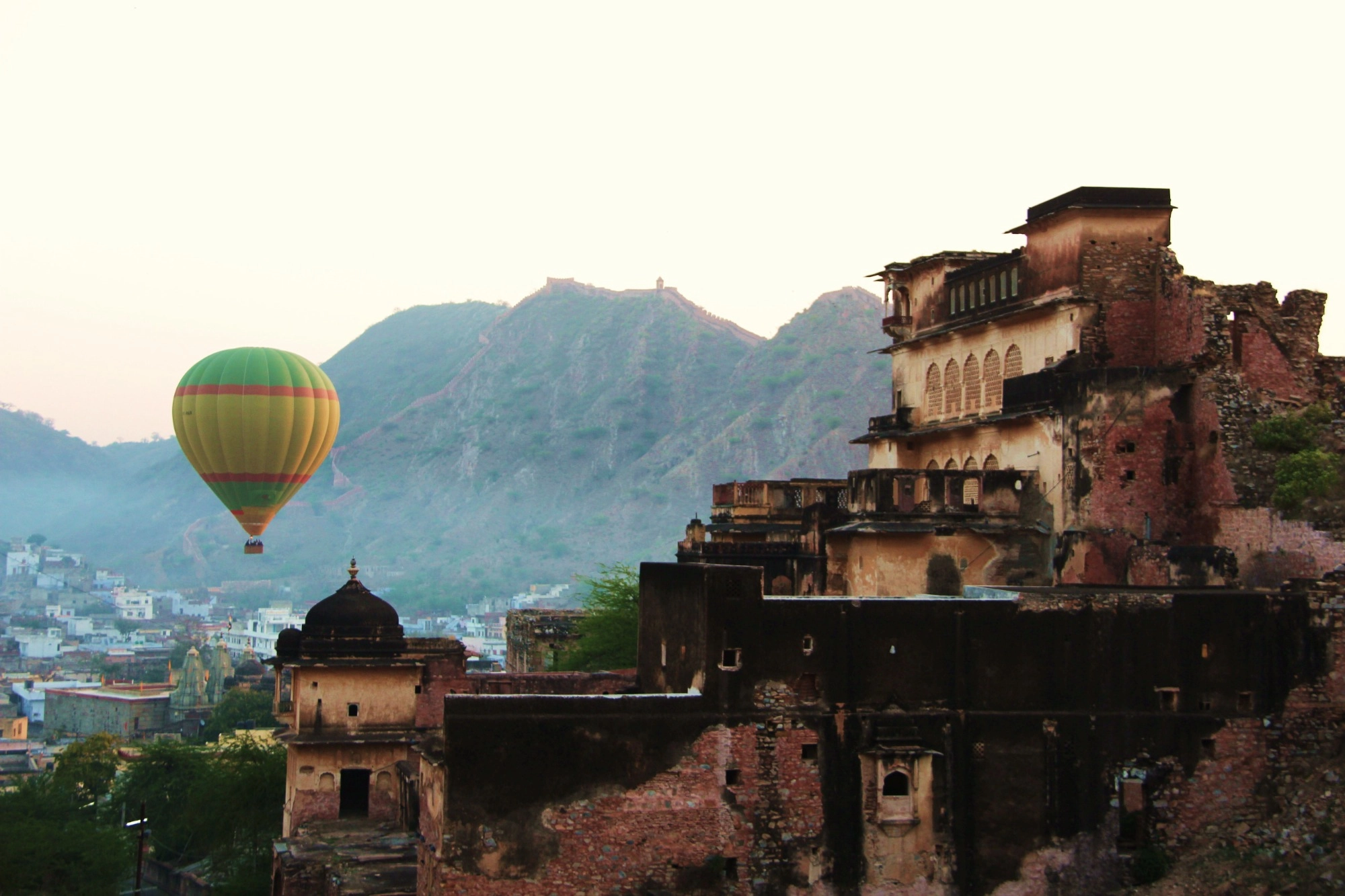 globo sobrevolando jaipur