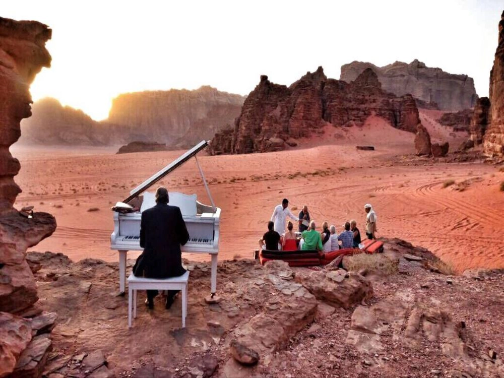 concierto de piano privado en el desierto de wadi rum