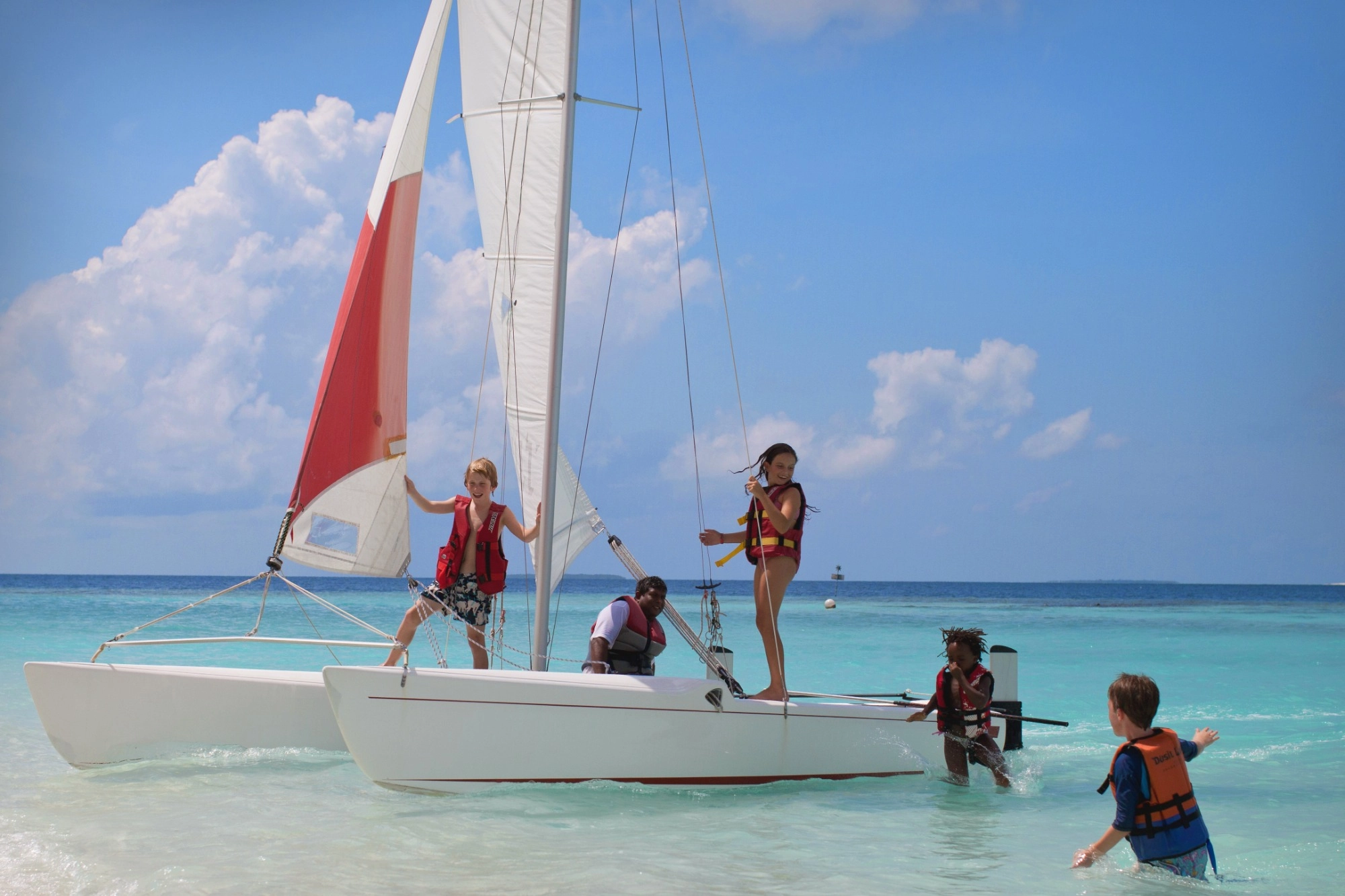 clase de vela para niños en maldivas