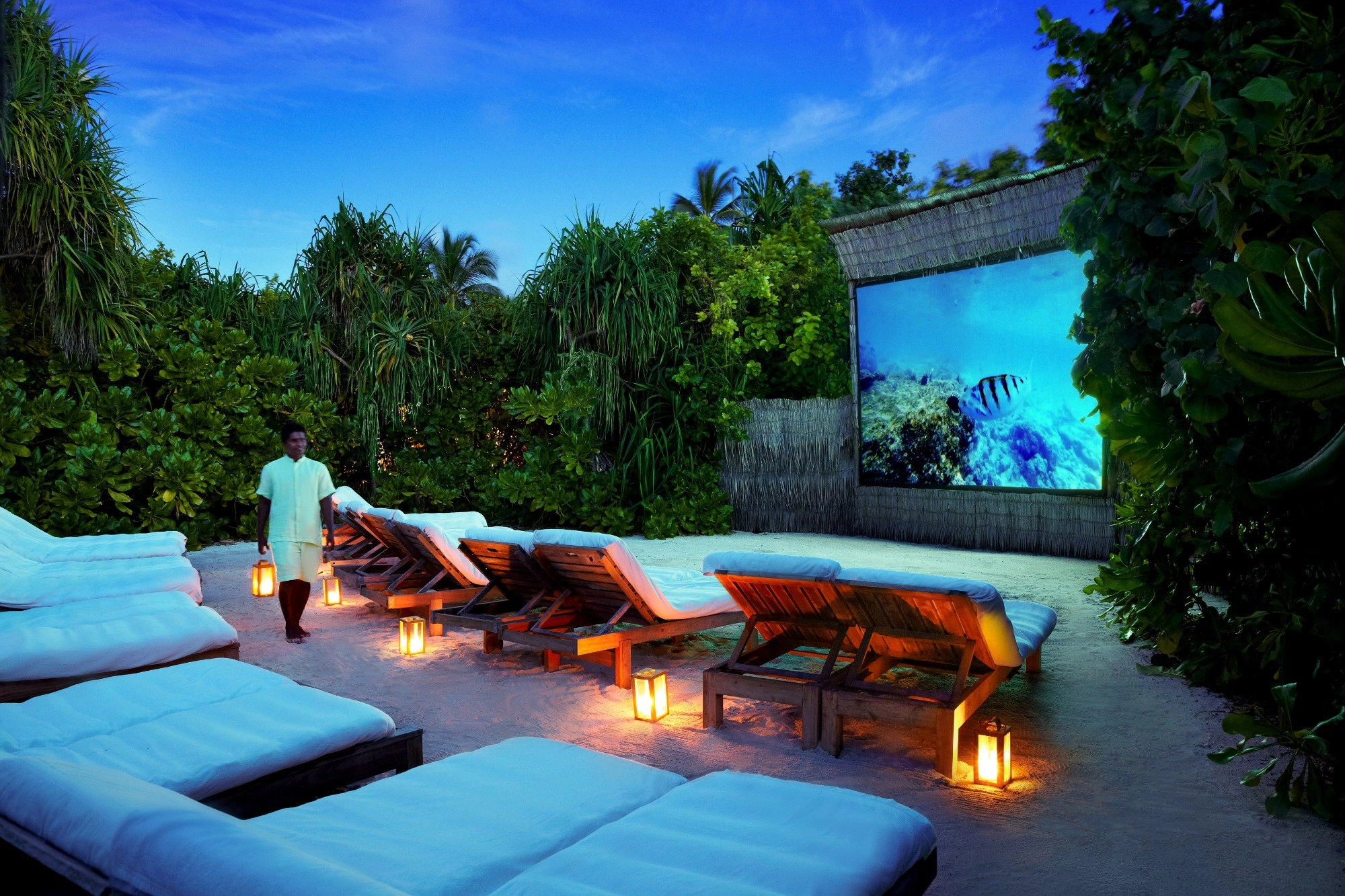 Cine bajo las estrellas en Maldivas en viaje de novios de lujo