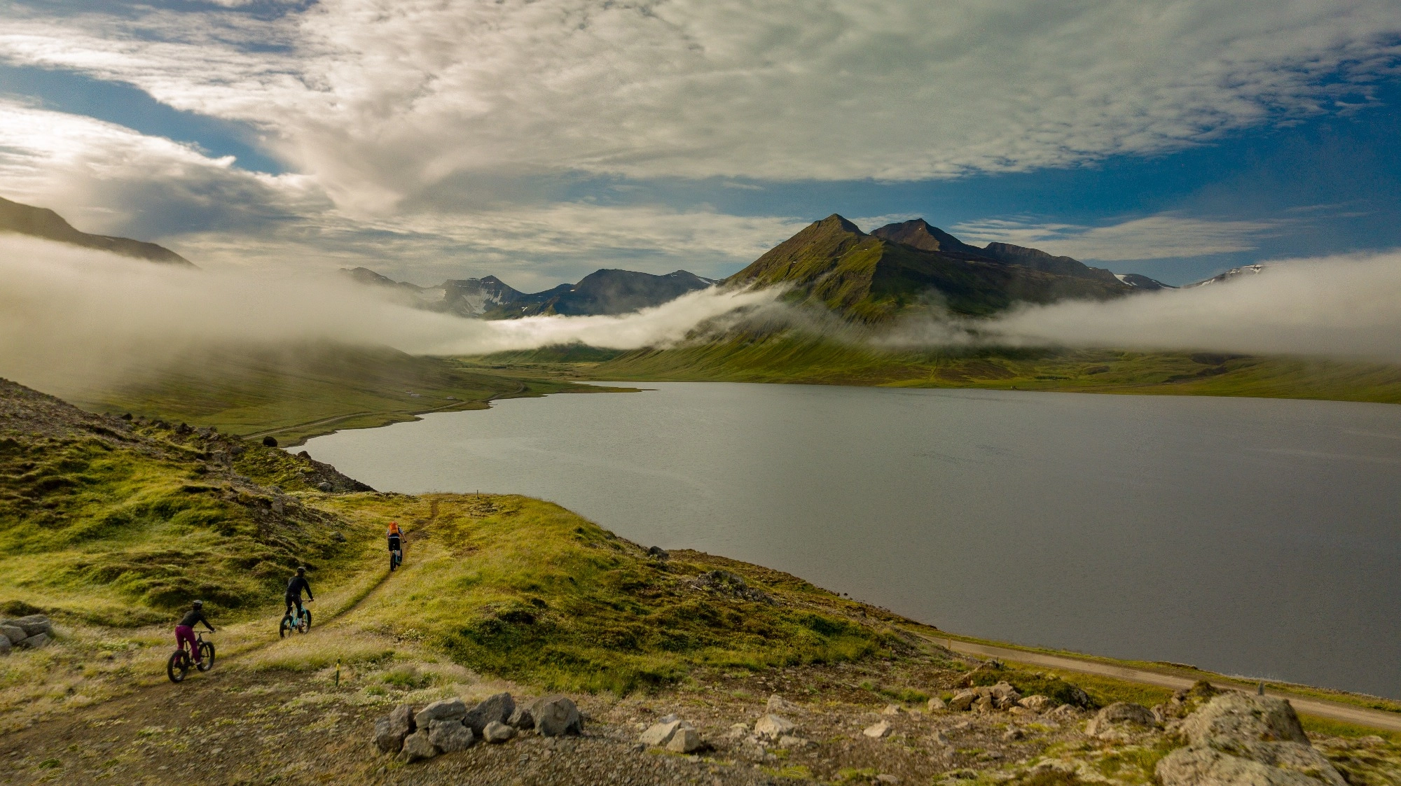 paseo en bici por los fiordos de islandia