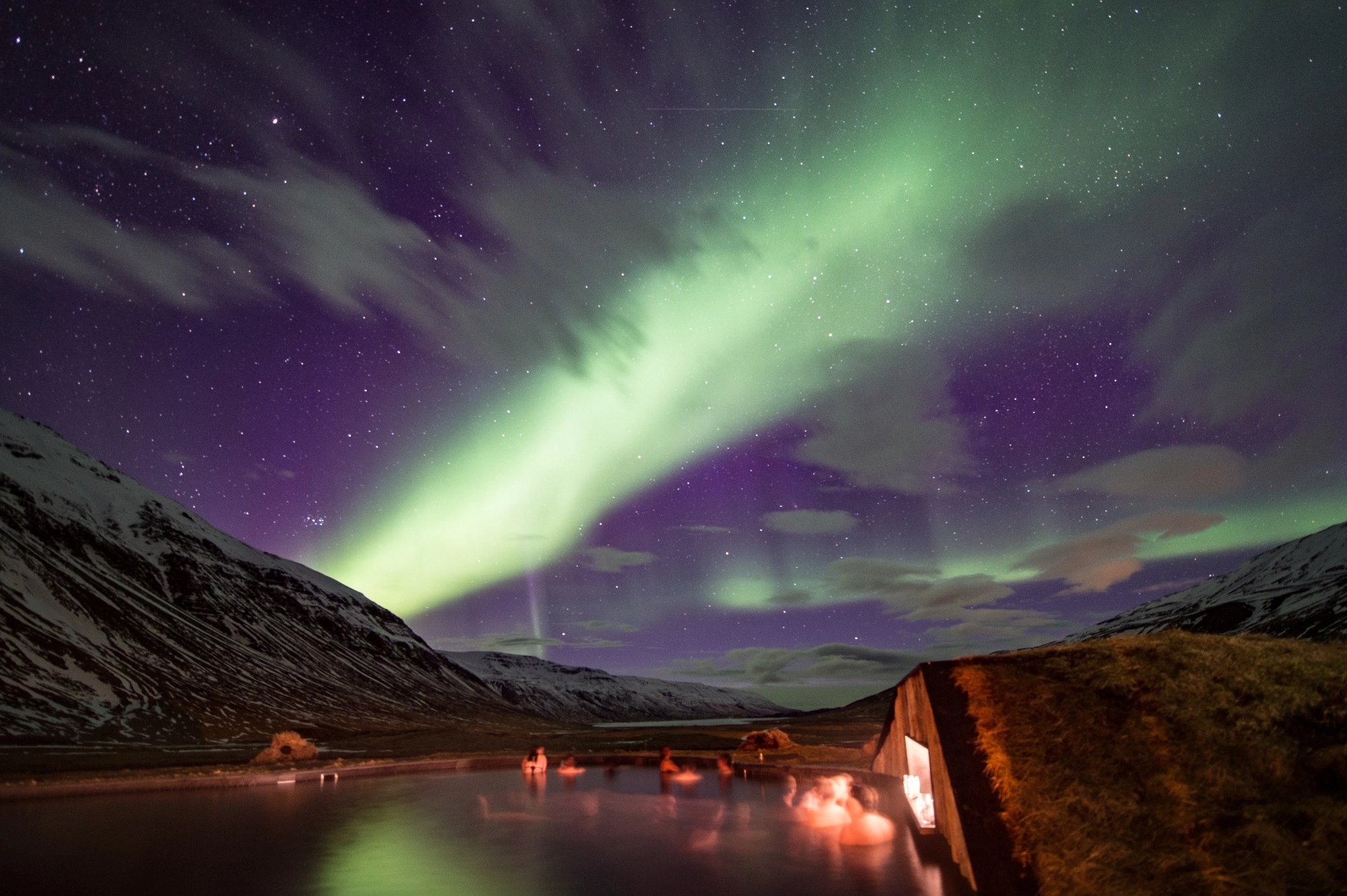 piscina climatizada con aurora boreal islandia