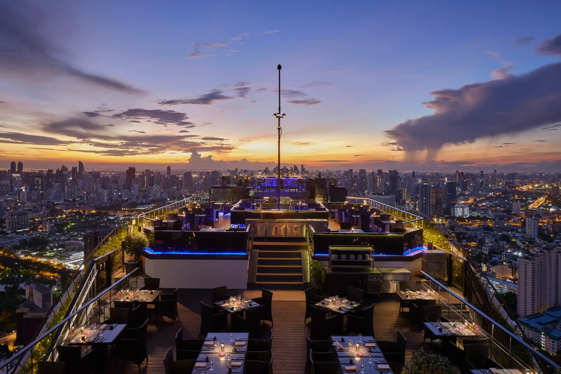 Rooftop en Tailandia con vistas al skyline de Bangkok