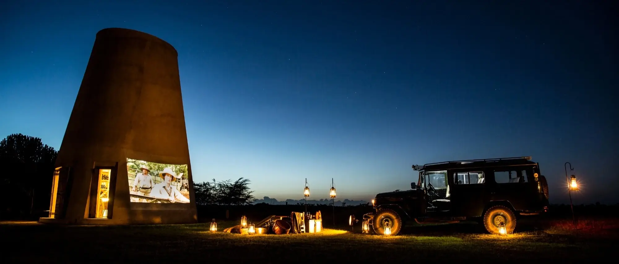cine exterior en un coche 4x4