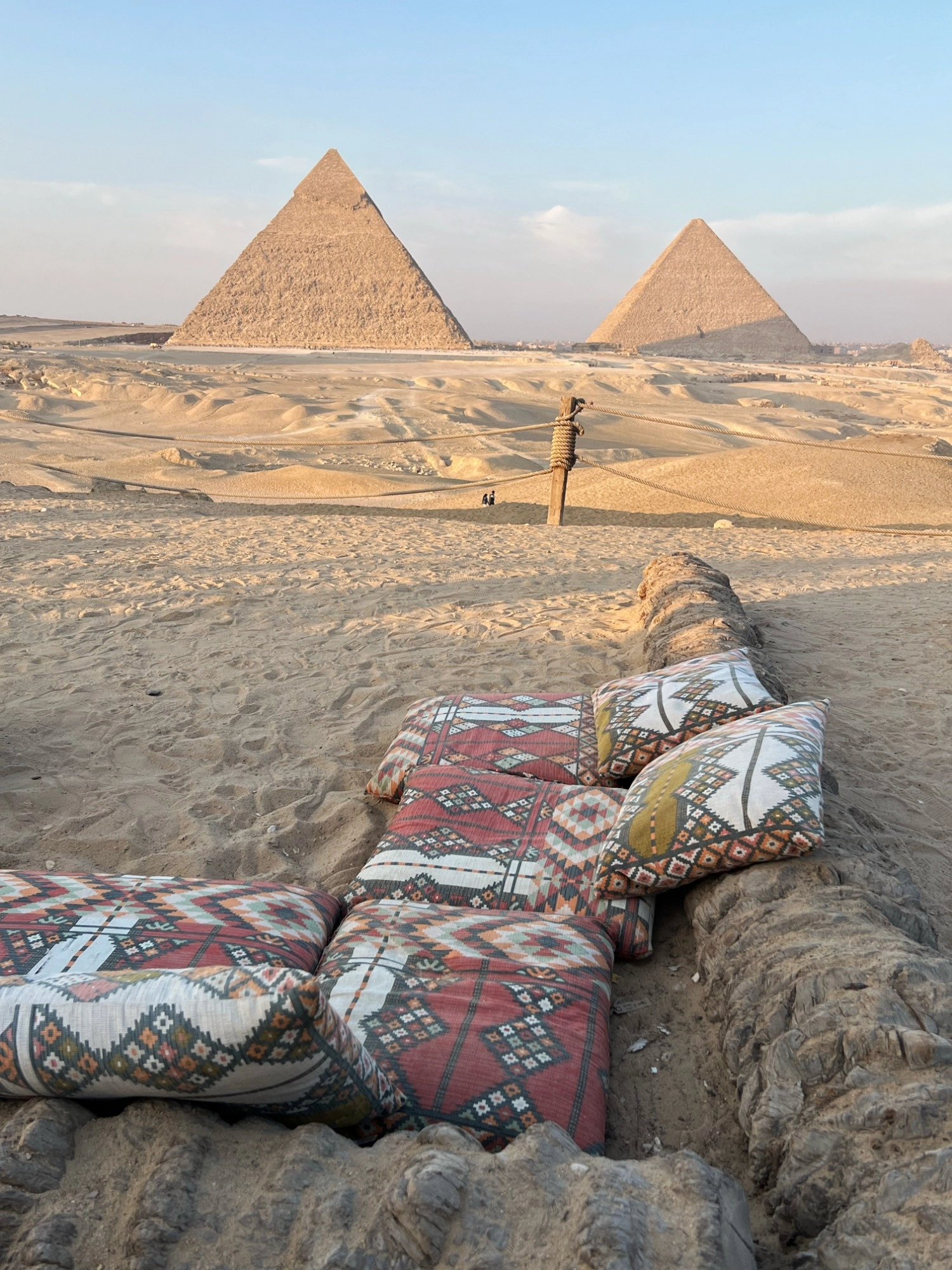 picnic al atardecer en privado frente a las piramides de Egipto