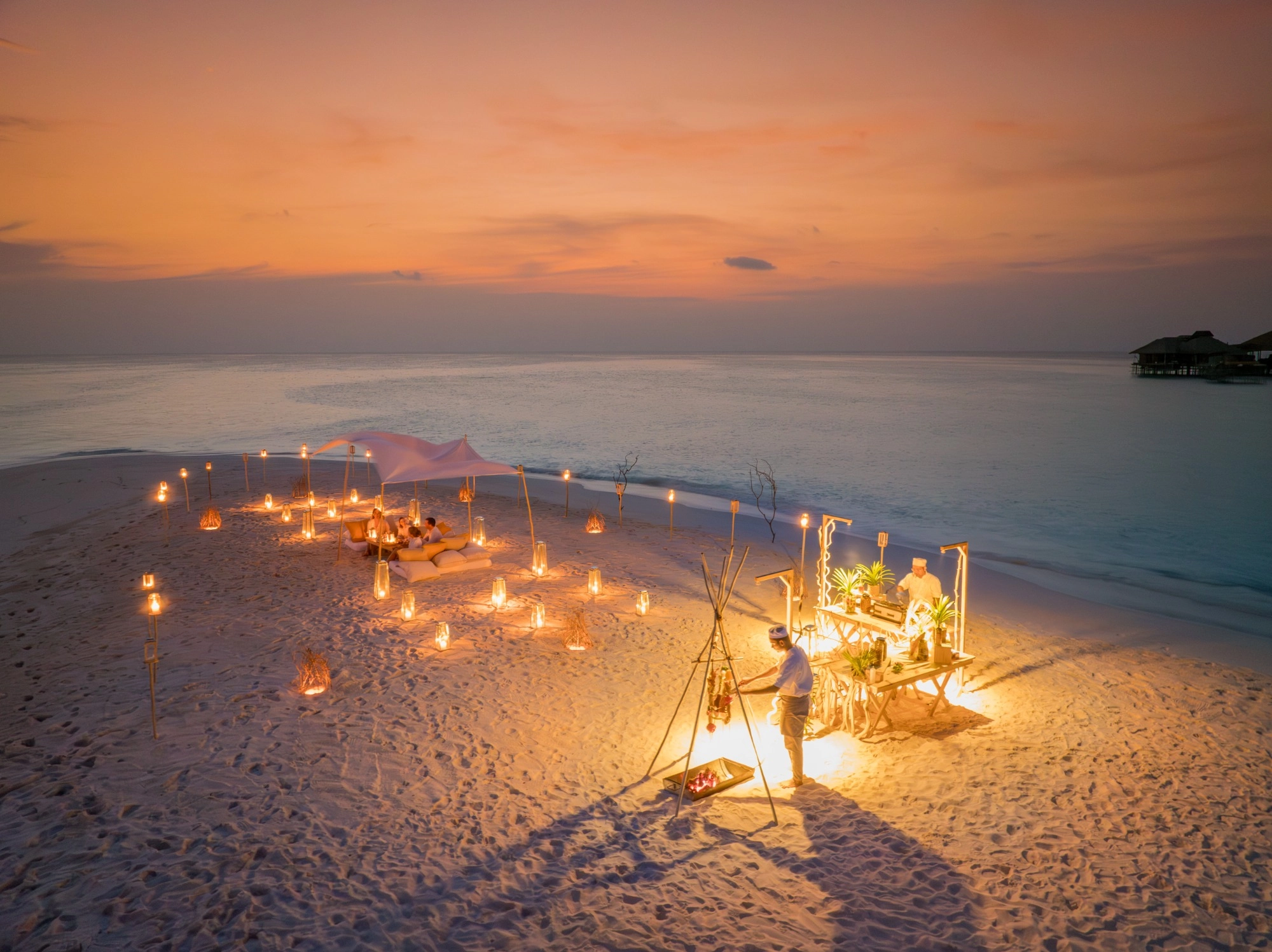 cena en la playa privada en maldivas