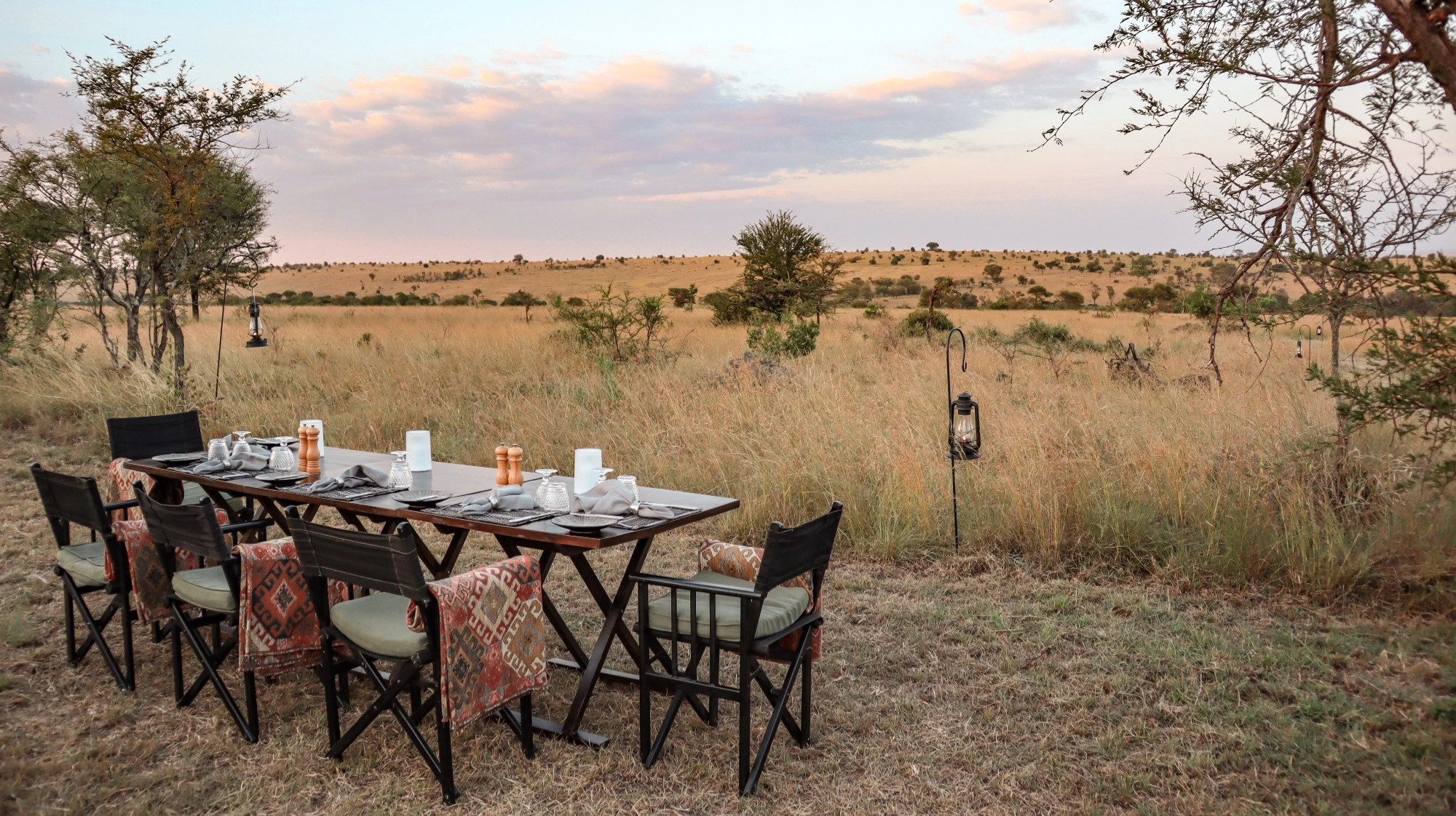 cena en la sabana de tanzania