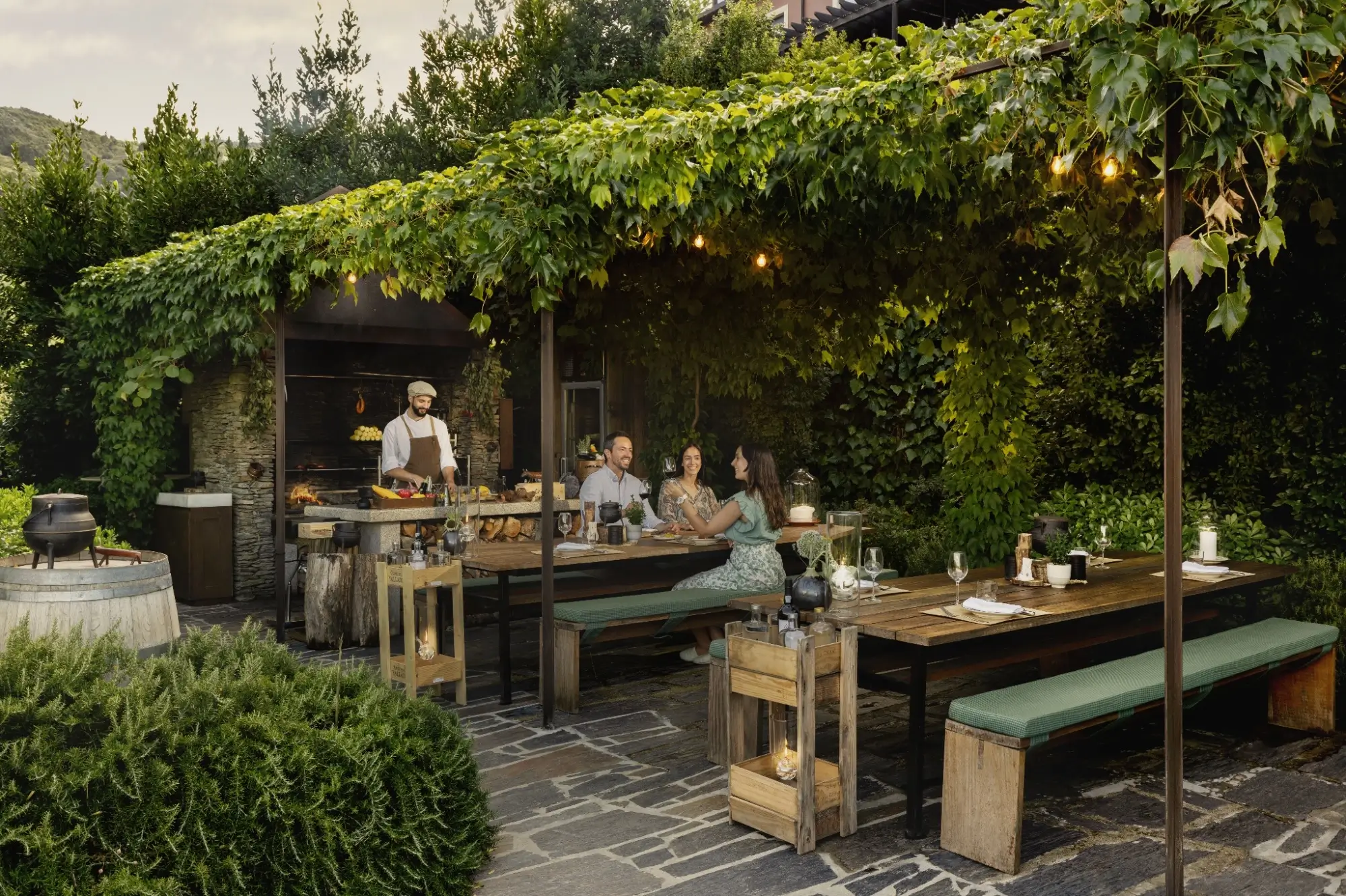 comida en grupo de amigos en una bodega ribera del duero